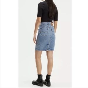 Levi’s Essential High-Waisted Premium Denim skirt Sz 25